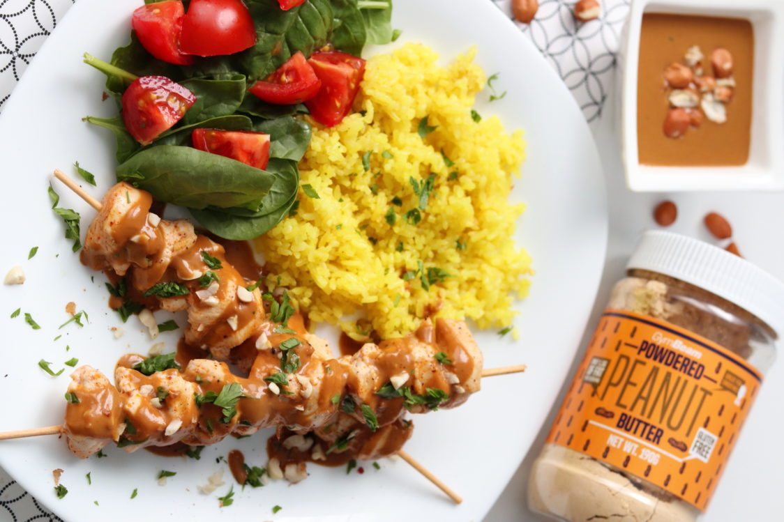 Fitness Recept: Knapperige kipspiesjes met pindasaus