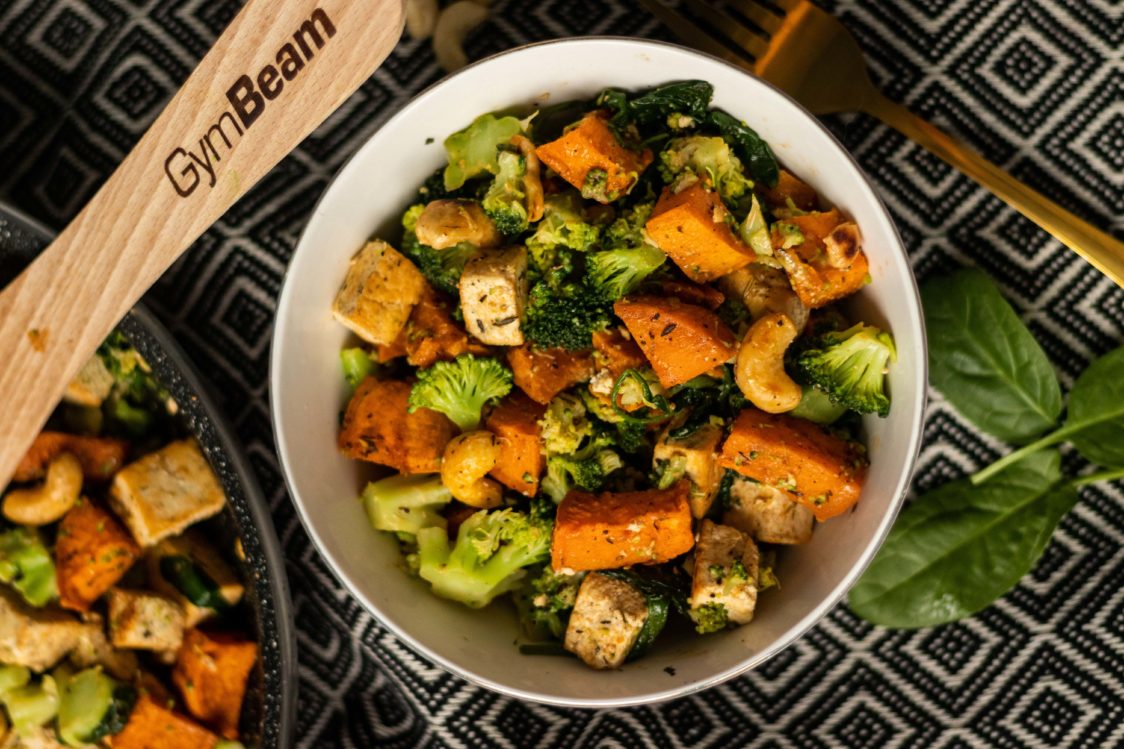 Fitness Recept: Zoete aardappel bowl met tofu en cashewdressing 