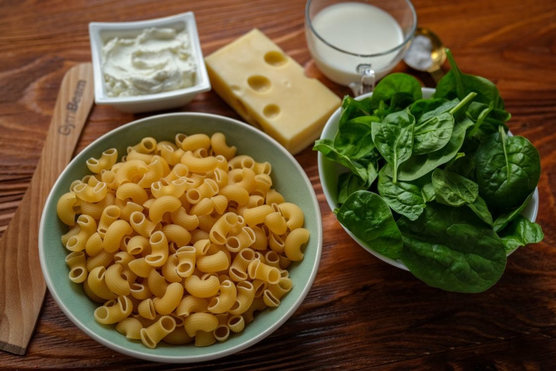 Ingrediënten voor macaroni met kaas