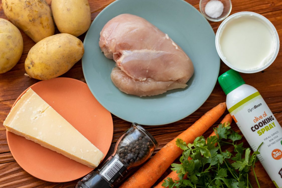 Ingrediënten voor gebakken kipfilets in een yoghurt marinade