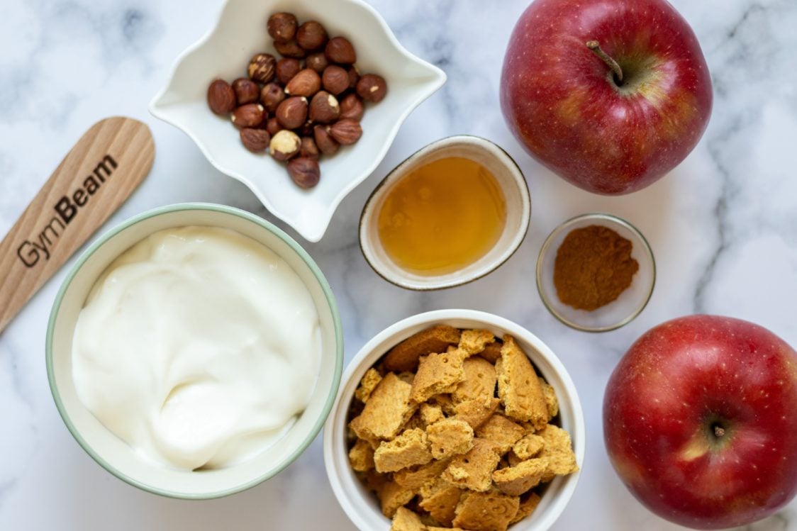 Ingrediënten voor appelcheesecake dessert in een kopje