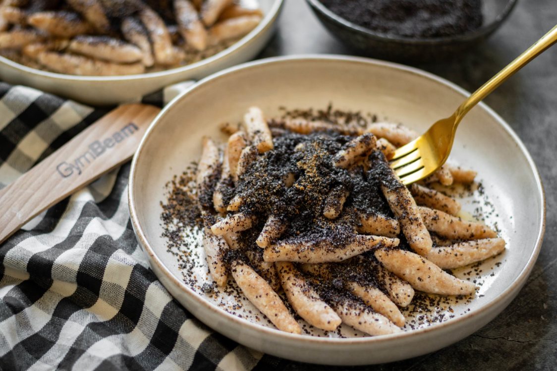 Fitness recept: Maanzaad- en notenrolletjes van kwarkdeeg