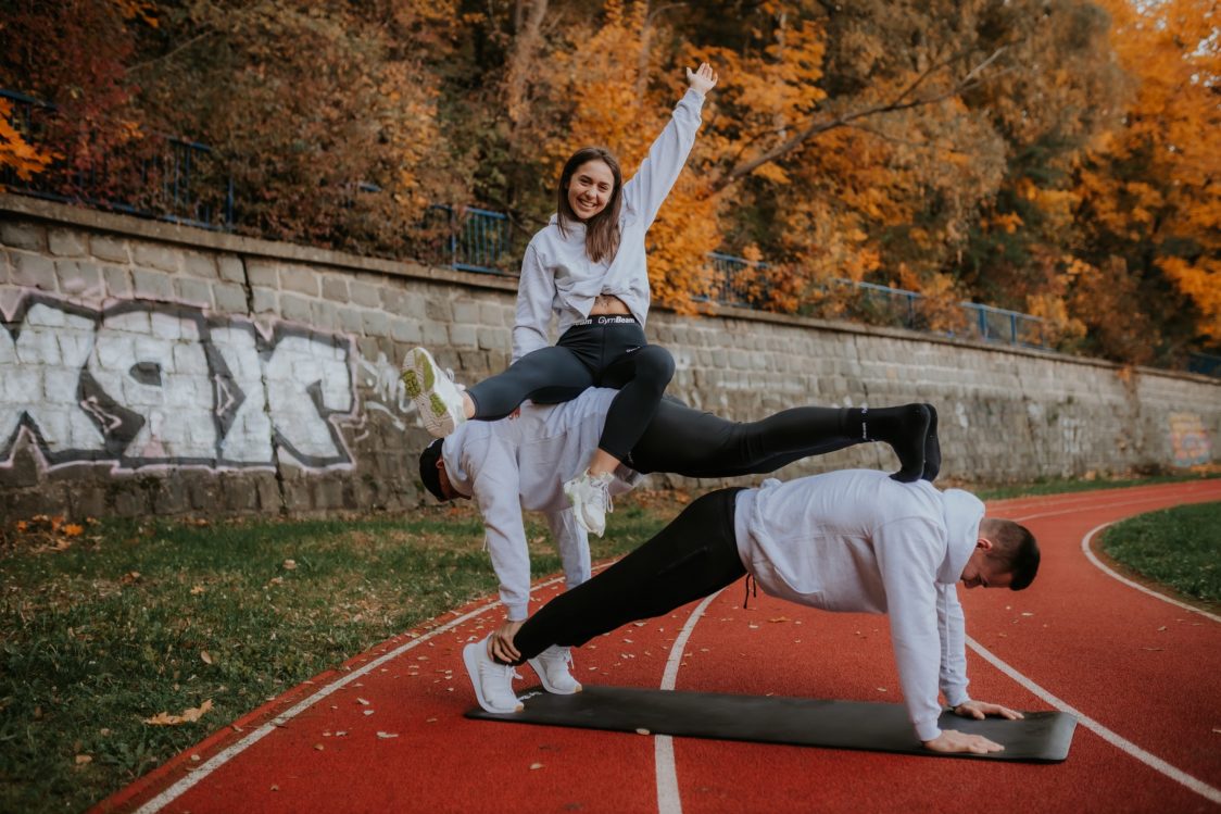 Бъдете креативни, комбинирайте различни видове упражнения и използвайте всичко, което можете да намерите у дома Бъдете креативни, комбинирайте различни видове упражнения и използвайте всичко, което можете да намерите у дома