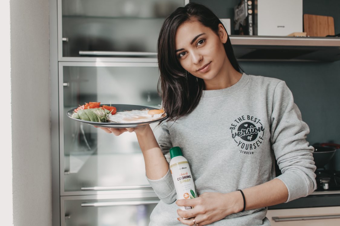 Hoe calorieën in eten te verminderen? Gebruik olie spray en calorievrije sauzen.