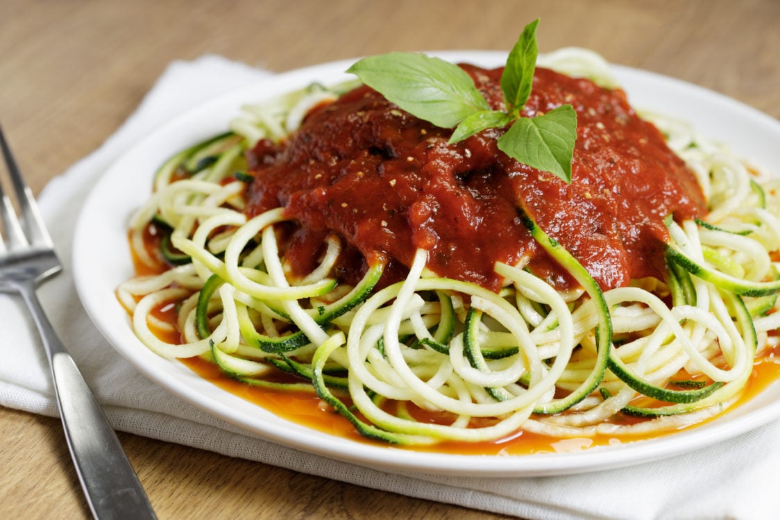 Hoe je caloriearme courgette spaghetti bereidt