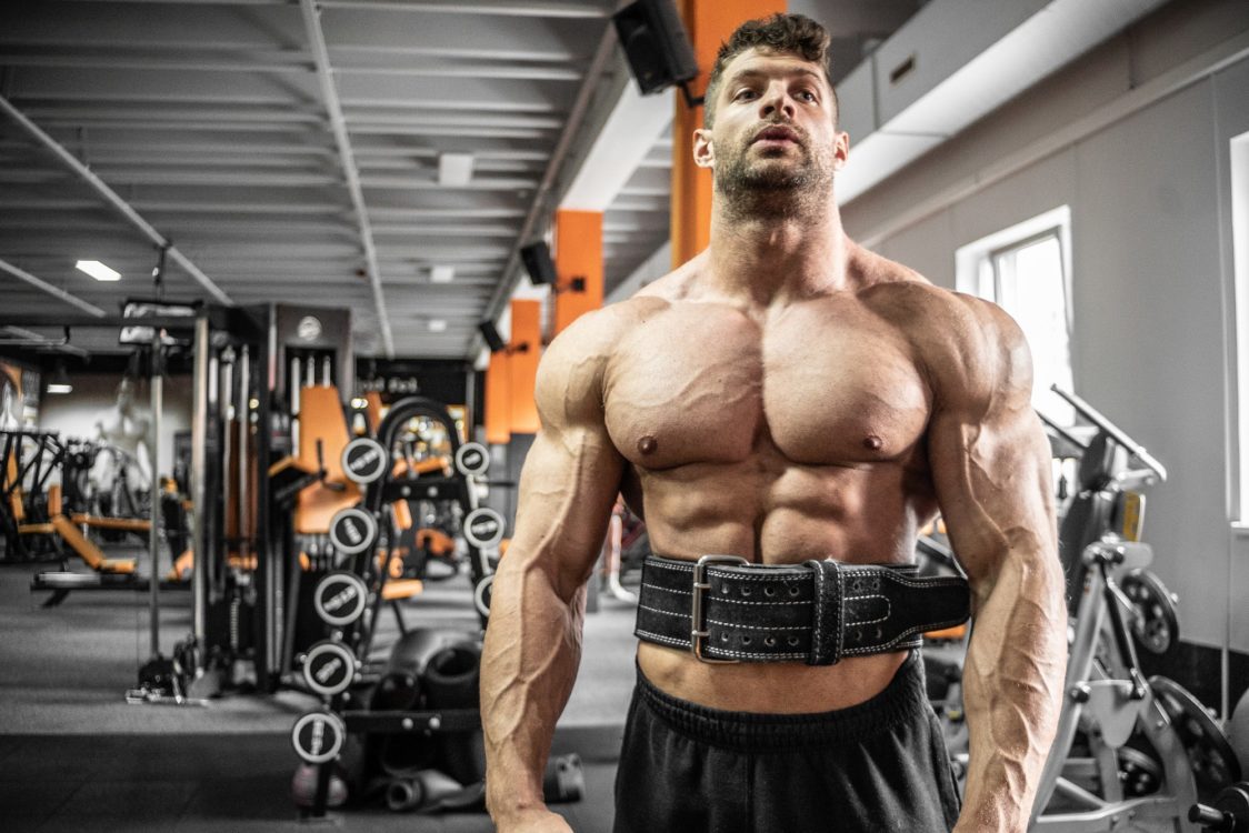 Hoeveel calorieën verbrand je met krachttraining en binnensporten