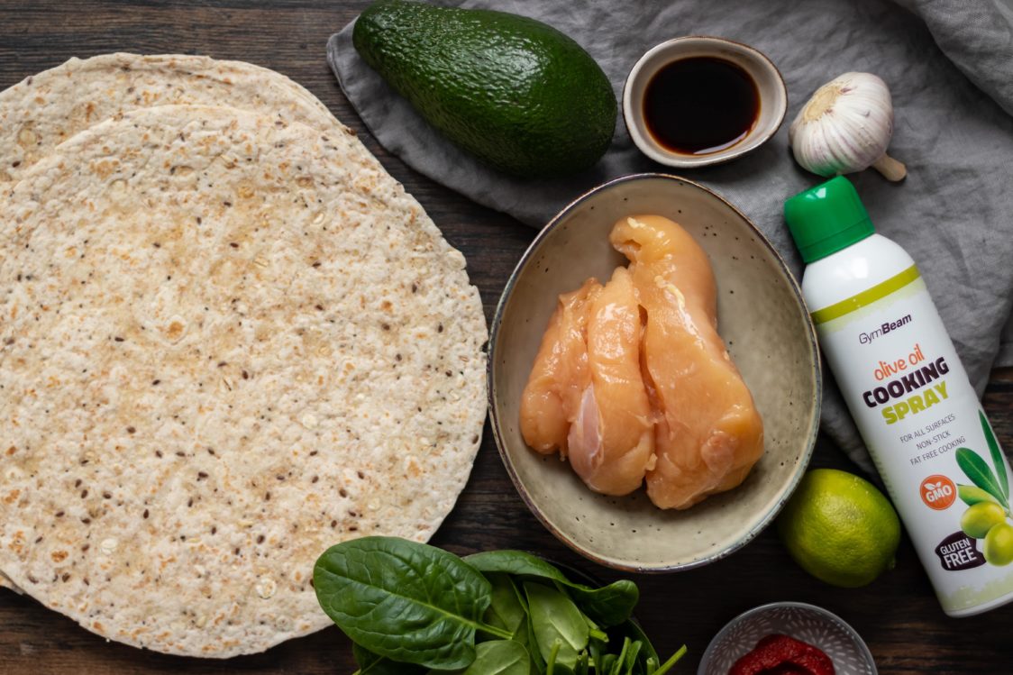 Ingrediënten voor een wrap gevuld met gescheurde kip