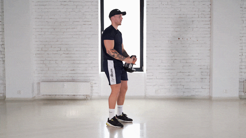 Come eseguire correttamente gli affondi inversi con kettlebell e curl per i bicipiti