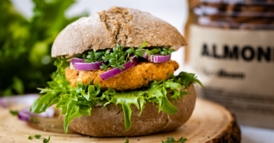 Rețetă fitness: Burger vegan cu năut