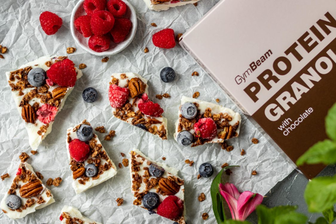 Fitness Recept: Bevroren yoghurt met fruit, chocolade granola en noten