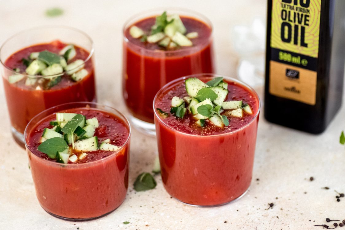 Fitness Recept: Koude gazpacho soep gemaakt van verse groenten