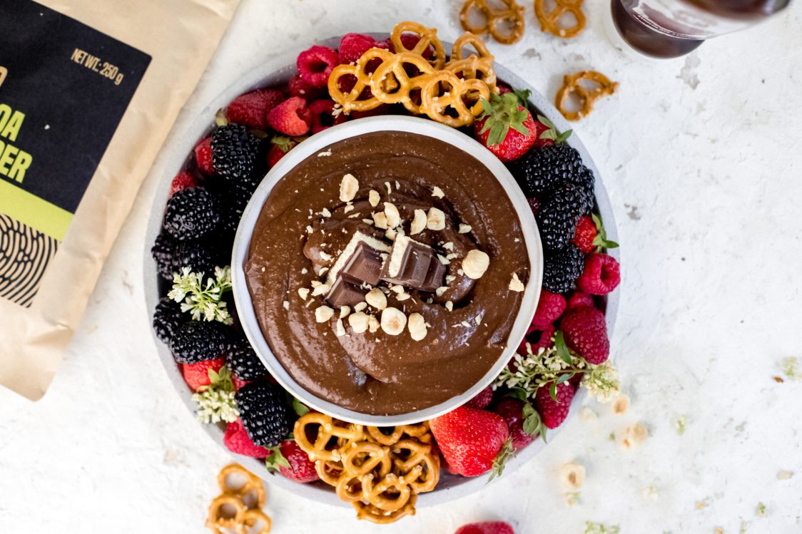 Fitness Recept: Chocoladehummus met vers fruit en zoute pretzels