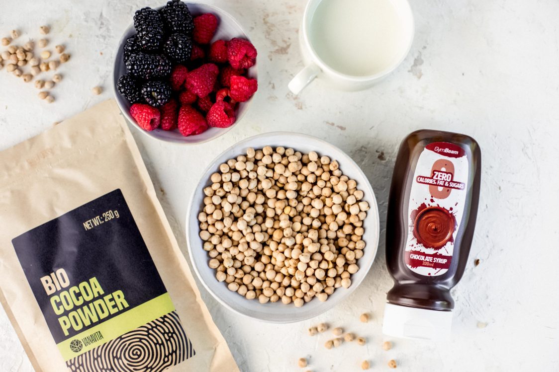 Ingrediënten voor chocoladehummous met vers fruit en zoute pretzels