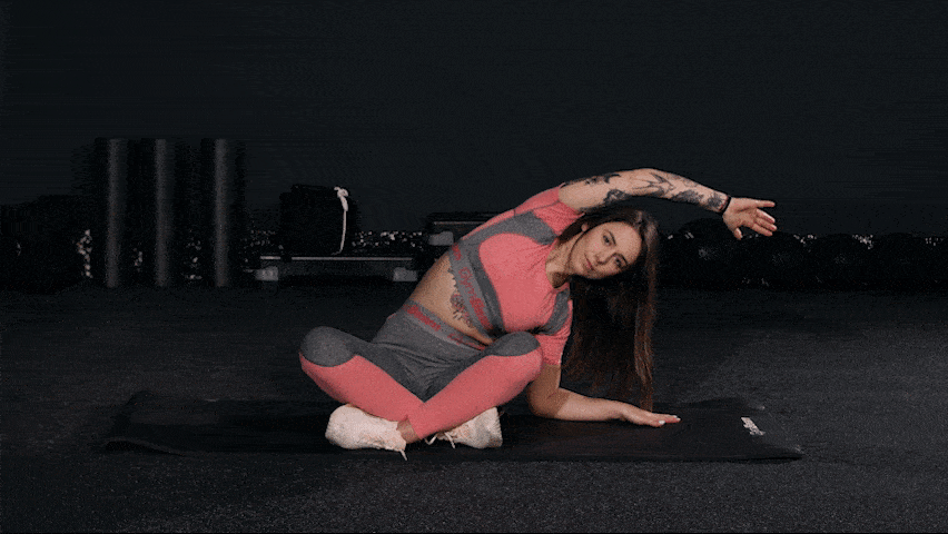 Hoe doe je zittende zijwaartse buigingen om rugpijn te verlichten?