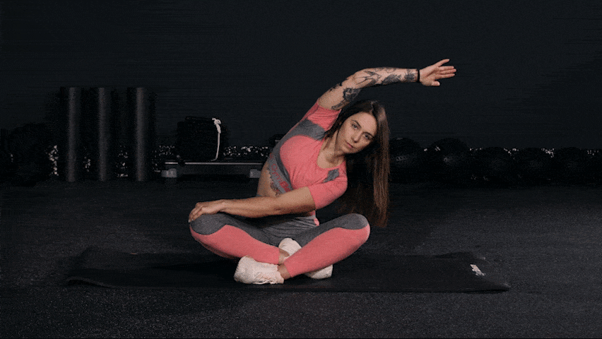 Hoe doe je diagonaal zittende zijwaartse buigingen om rugpijn te verlichten?