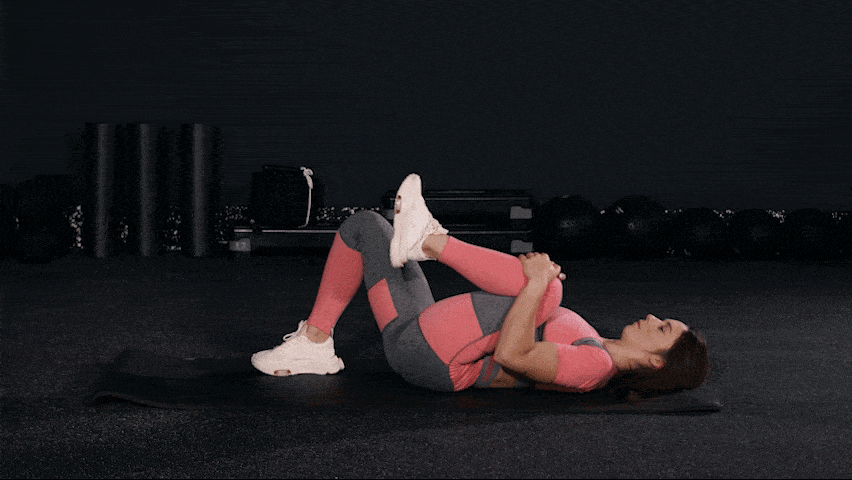 Hoe doe je de 'knie-tot-borst' oefening om rugpijn te verlichten?