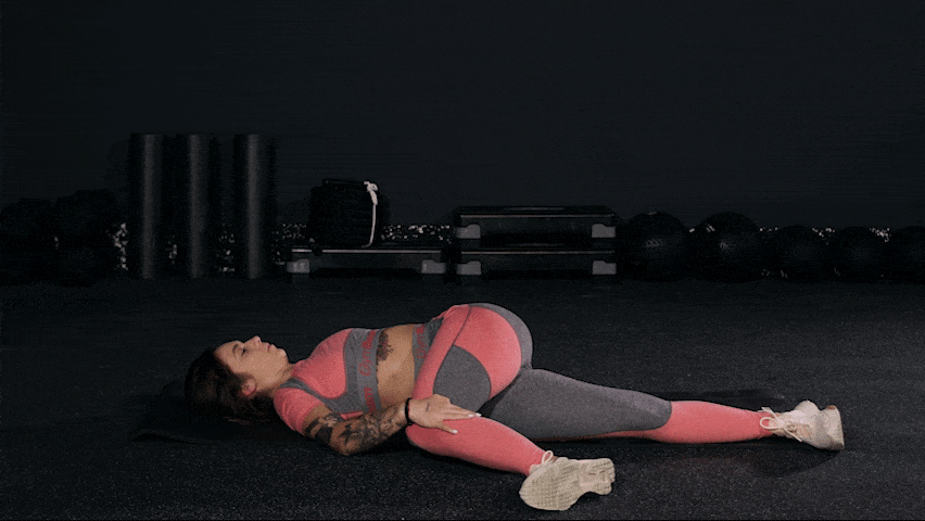 Hoe doe je een rugliggende spinale draaiing om rugpijn te verlichten?