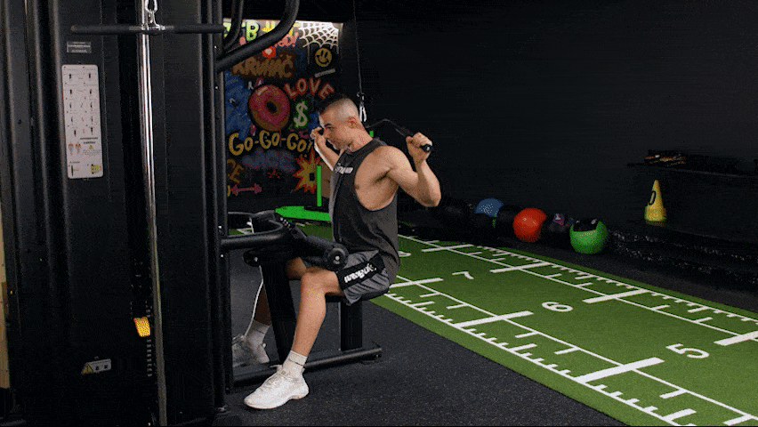 Kako pravilno izvesti povlačenje na lat mašini širokim hvatom?