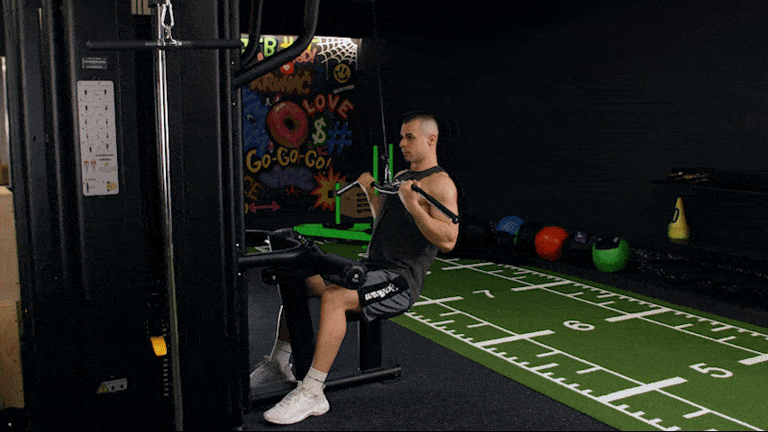 Kako pravilno izvesti povlačenje na lat mašini pothvatom?