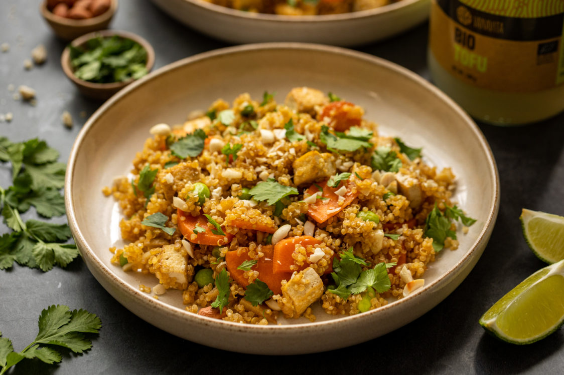 Quinoa roerbak met tofu en pinda's