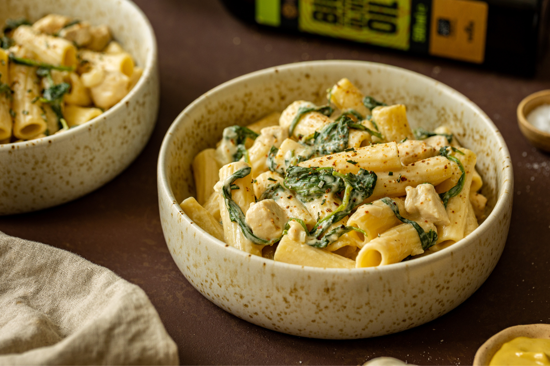 Hähnchen mit Nudeln, Spinat und Sahnesauce