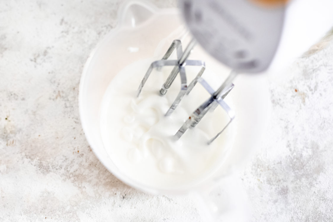 Frambozen Tiramisu in een glas - Eieren kloppen