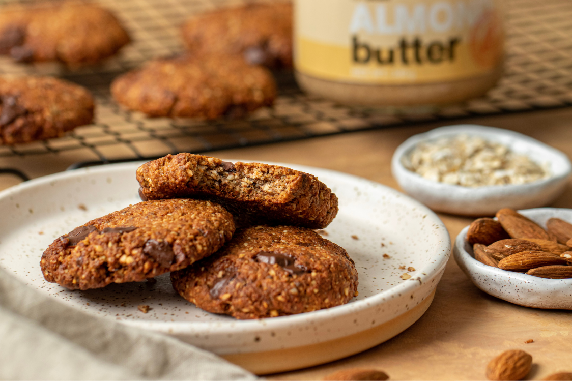 How much protein do almonds contain?