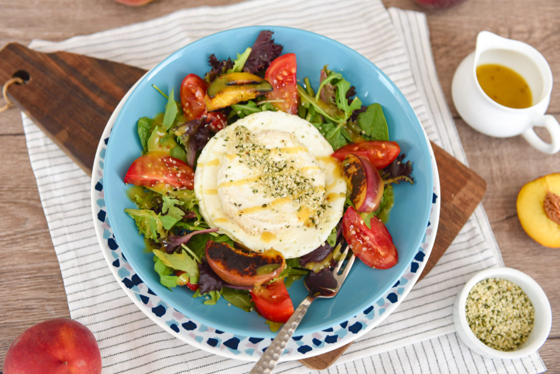 Lichte salade met eiwitomelet en geitenkaas