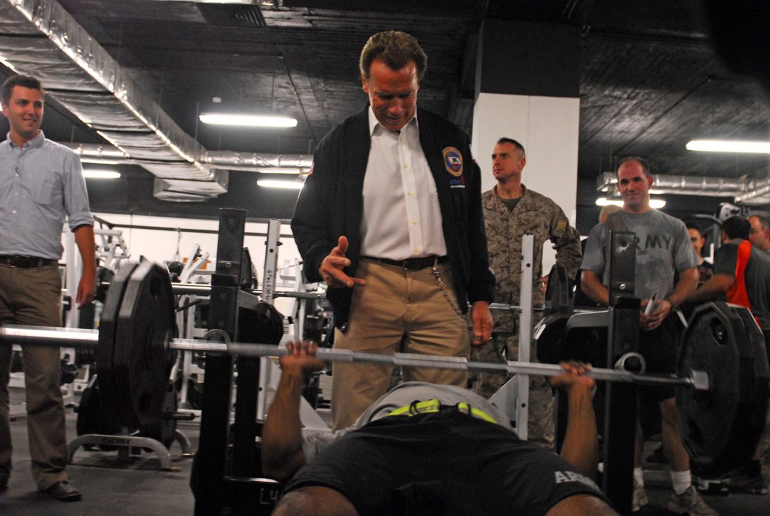 Arnold Schwarzenegger tijdens een borsttraining