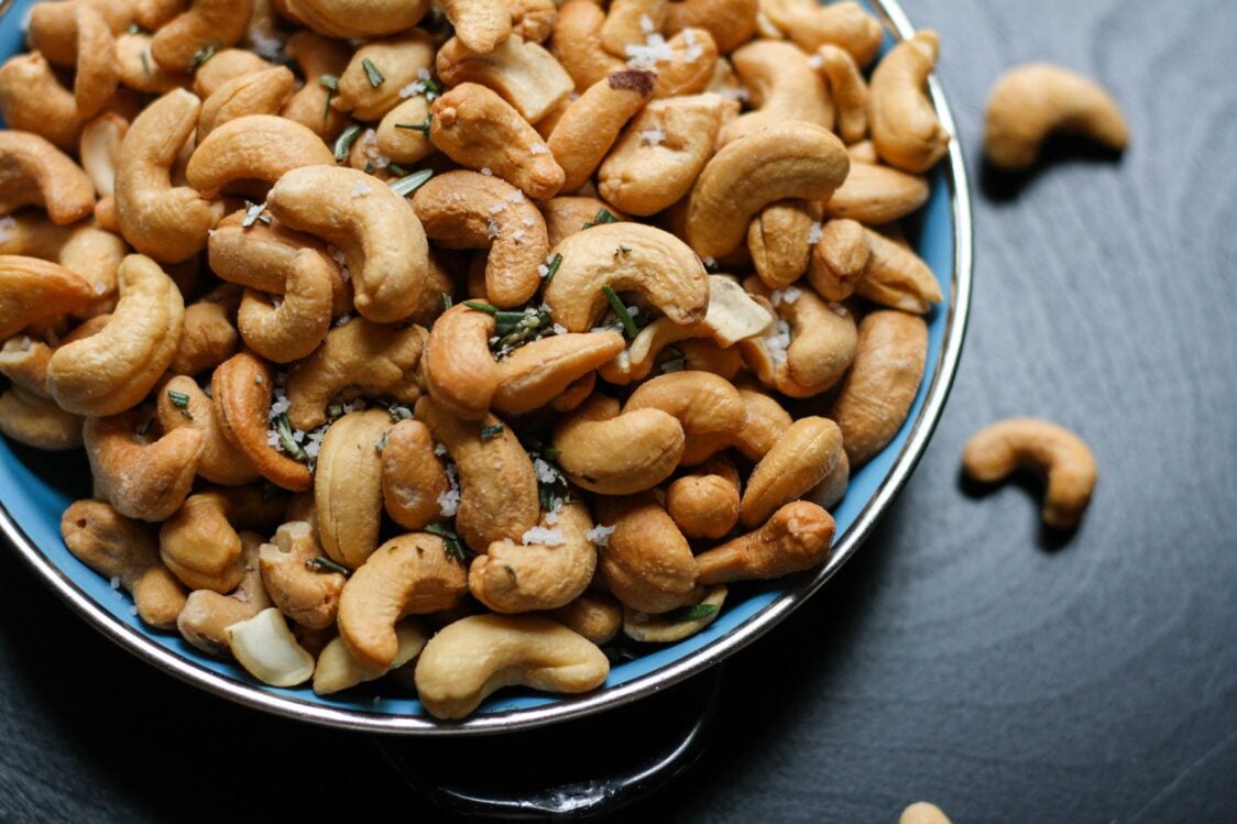 What can you prepare with cashews and how can you incorporate them into your diet?