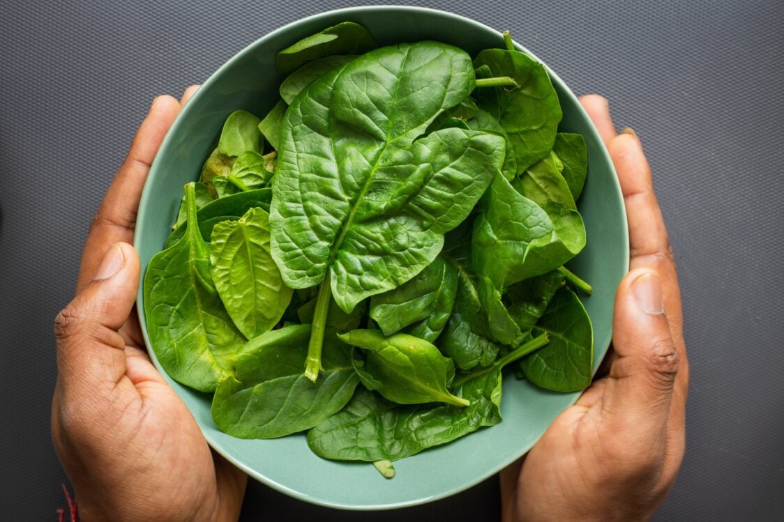 Co można przygotować z ciemnych warzyw liściastych i jak włączyć je do swojej diety?