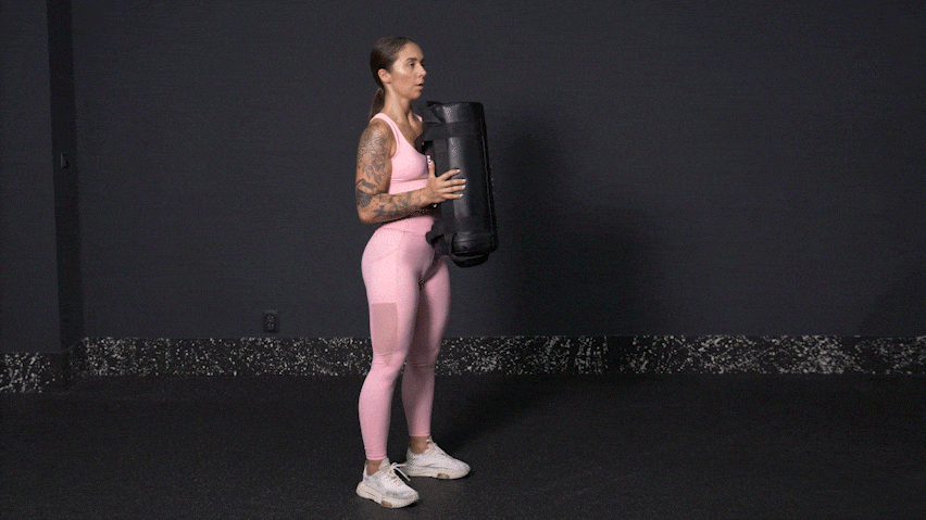 Jak cvičit tlaky předpažování s powerbagem?