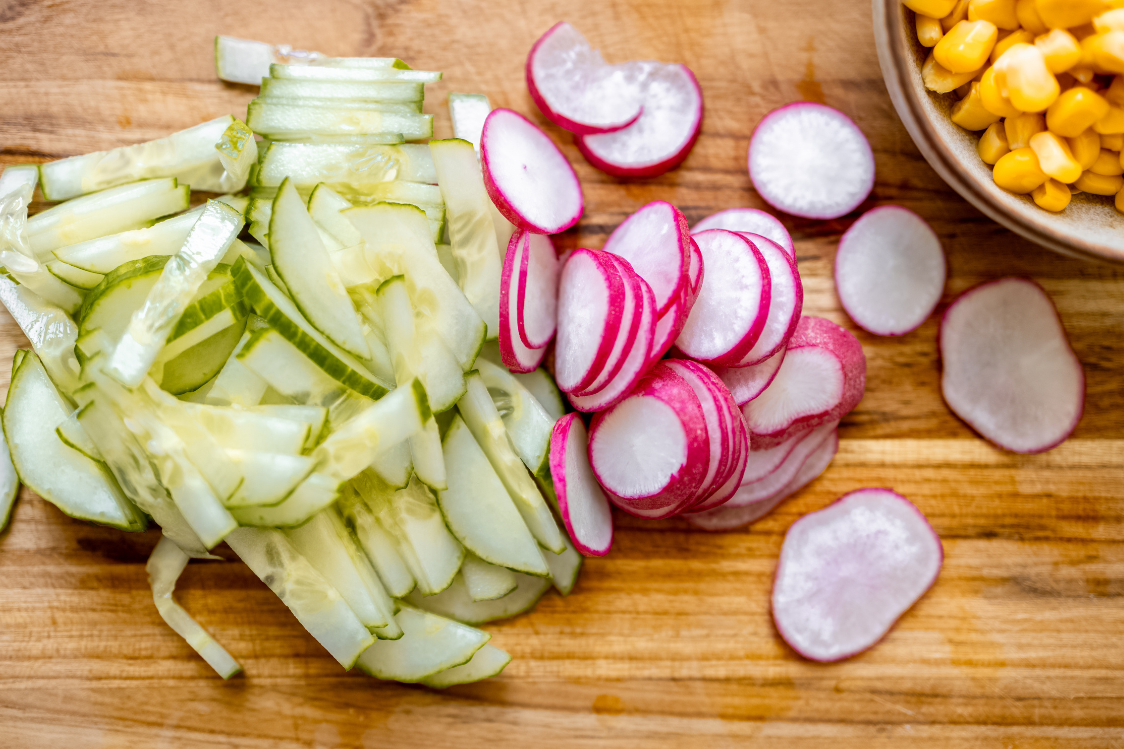 Poke Bowl sa Lososom - priprema povrća