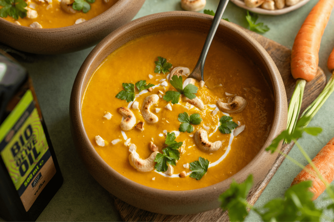 Creamy carrot soup with cashew nuts