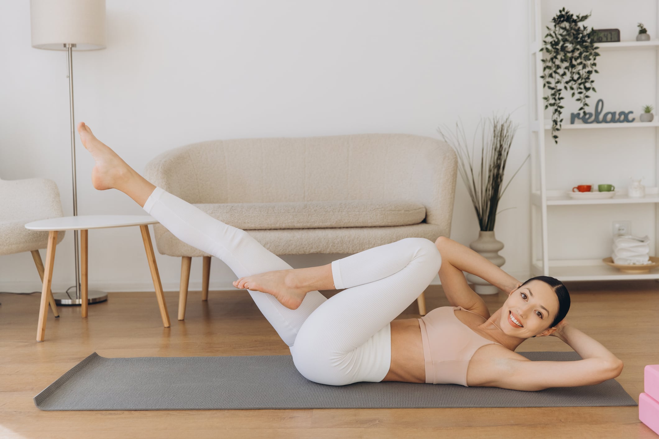 Pilates dla początkujących: 13 ćwiczeń wzmacniających mięśnie głębokie i łagodzących ból pleców