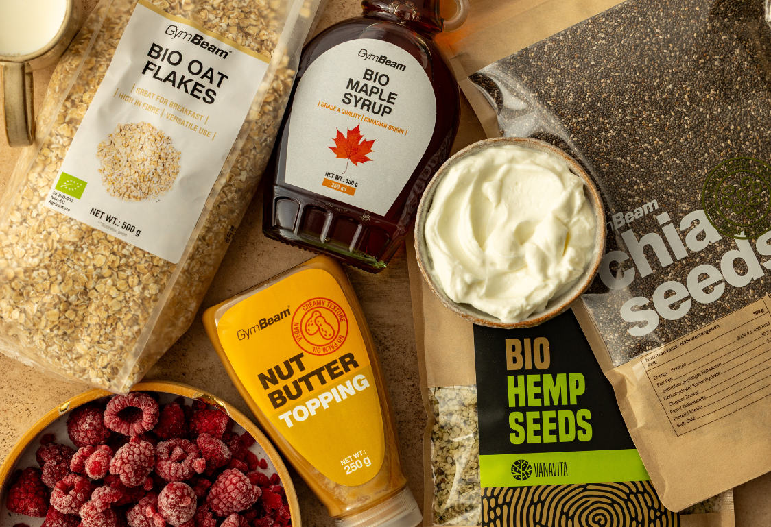 Przepis fitness: Owsianka na zimno z malinami i masłem orzechowym