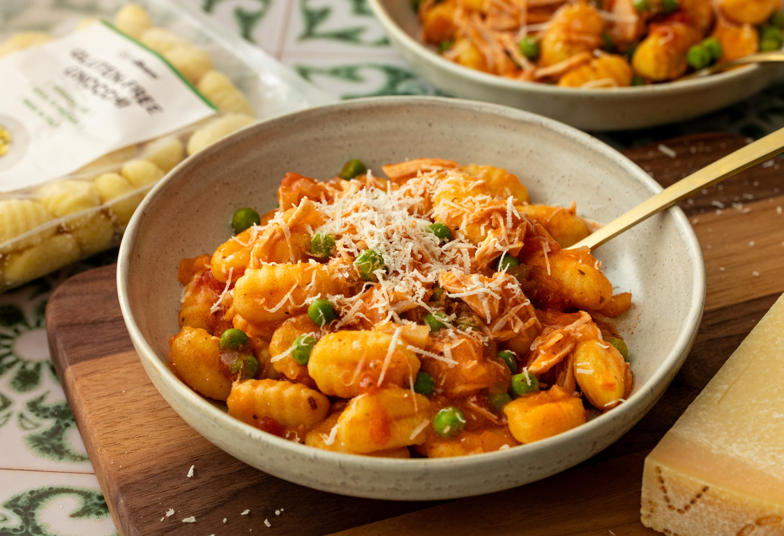 One-Pan Gnocchi with Shredded Chicken and Tomato Sauce