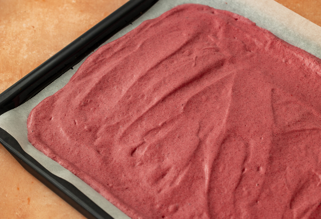 Rolada Red Velvet z nadzieniem z kremu twarogowego – przygotowanie ciasta