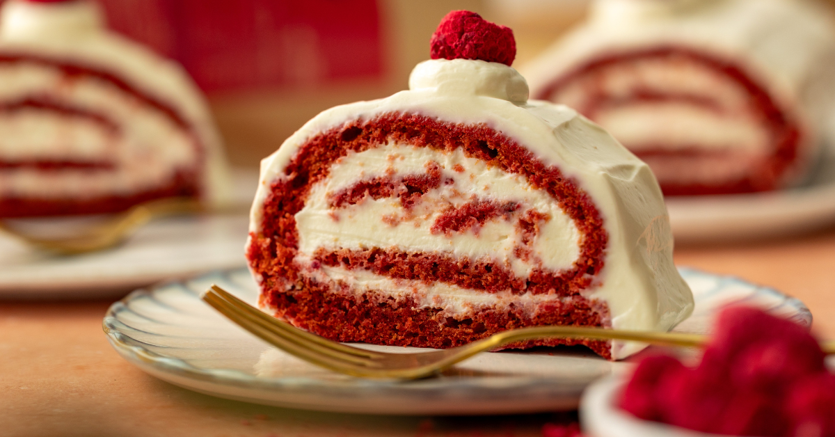 Ricetta FIT: Rotolo Red Velvet Farcito con Crema al Formaggio - GymBeam ...