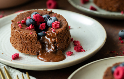 Fitness recept - čokoládový lávový dortík zdobený ovocem