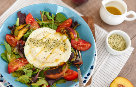 Fitness recept - lehký salát s bílkovou omeletou a kozím sýrem
