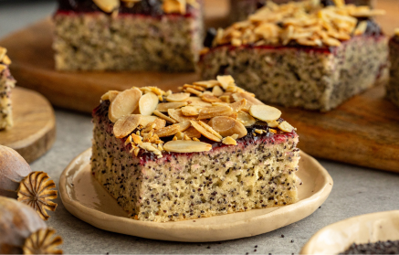 Fitness Recipe: Poppy Seed Cake with Jam and Almonds