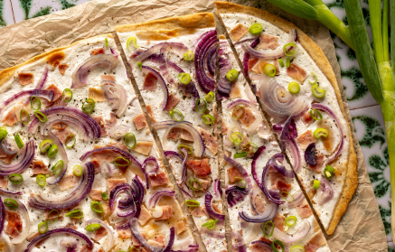 Fitness Recipe: Savoury Flammkuchen Pie with Sour Cream and Onion